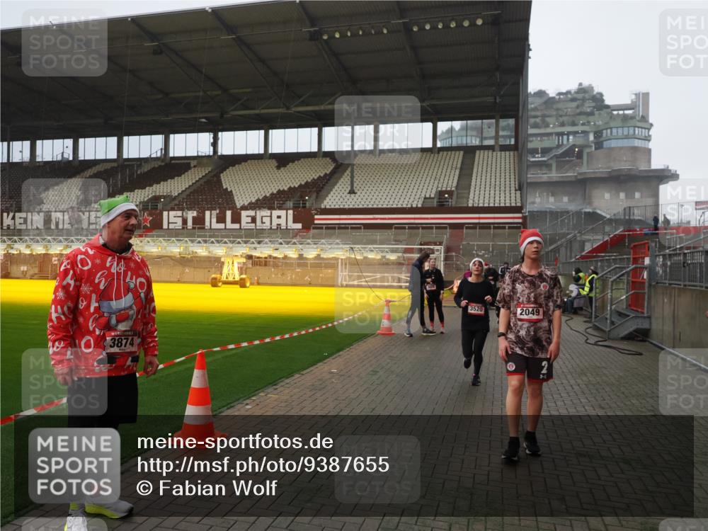 07.12.2025 - St. Pauli X-Mass-Run No. 15 Fabian Wolf http://msf.ph/oto/9387655 07.12.2025 10:18:30 Ziel 243, 264, 269, 1607, 1671, 2049, 3520, 3606, 3608, 4540 meine-sportfotos.de