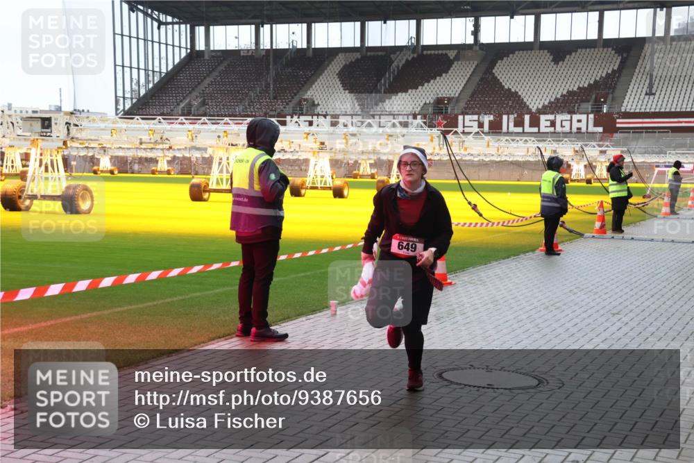 07.12.2025 - St. Pauli X-Mass-Run No. 15 Luisa Fischer http://msf.ph/oto/9387656 07.12.2025 11:47:01 Ziel 649, 346, 371, 567, 570, 609, 640, 642, 645, 647, 649, 903, 949, 954, 978, 987, 1058, 1073, 1276, 1433, 1454, 2108, 2109, 2111, 2179, 2180, 2222, 2347, 2437, 2442, 2446, 2716, 2935, 2941, 3523, 3524, 3525, 3620, 3924, 3925, 3960 meine-sportfotos.de