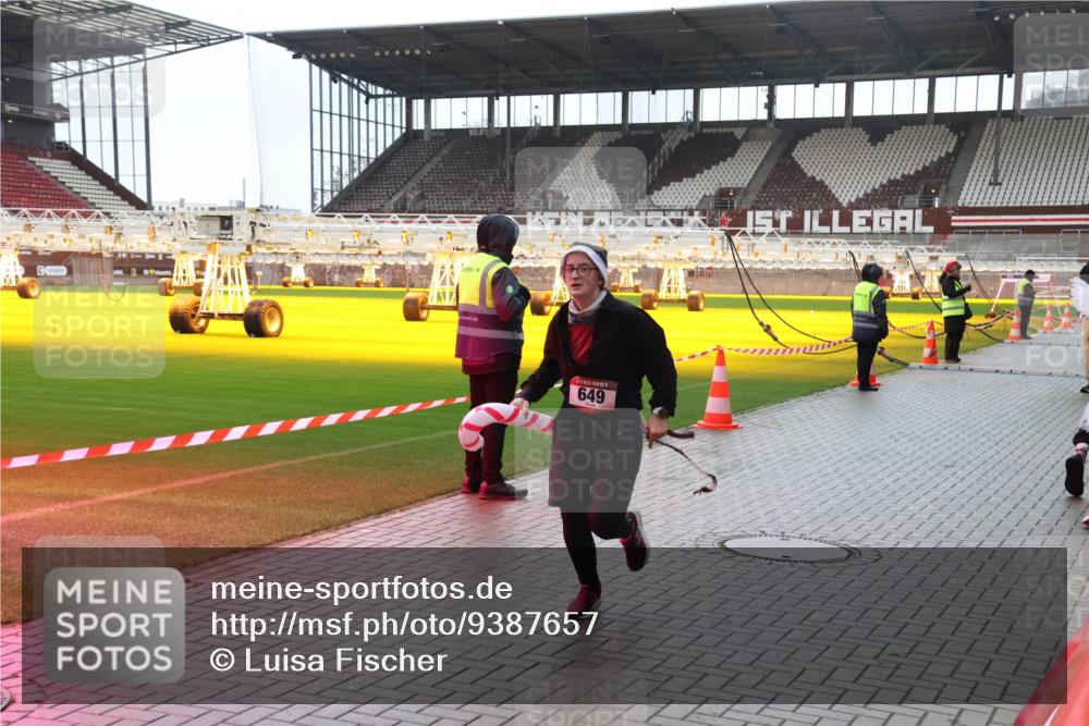 07.12.2025 - St. Pauli X-Mass-Run No. 15 Luisa Fischer http://msf.ph/oto/9387657 07.12.2025 11:47:01 Ziel 649, 346, 371, 567, 570, 609, 640, 642, 645, 647, 649, 903, 949, 954, 978, 987, 1058, 1073, 1276, 1433, 1454, 2108, 2109, 2111, 2179, 2180, 2222, 2347, 2437, 2442, 2446, 2716, 2935, 2941, 3523, 3524, 3525, 3620, 3924, 3925, 3960 meine-sportfotos.de