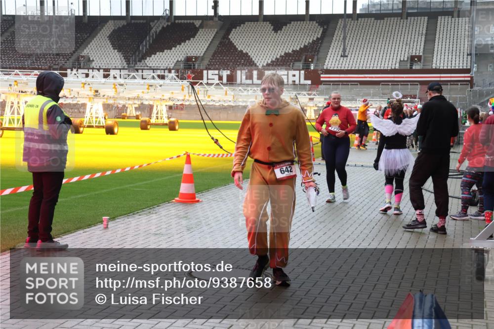07.12.2025 - St. Pauli X-Mass-Run No. 15 Luisa Fischer http://msf.ph/oto/9387658 07.12.2025 11:47:10 Ziel 642, 127, 346, 371, 567, 570, 609, 640, 642, 645, 647, 649, 903, 949, 954, 978, 987, 1073, 1276, 1881, 1882, 2047, 2108, 2109, 2111, 2114, 2179, 2180, 2182, 2222, 2347, 2442, 2446, 2716, 2798, 2928, 2935, 2941, 3010, 3210, 3523, 3524, 3525, 3777, 3924, 3925, 3960, 3961 meine-sportfotos.de