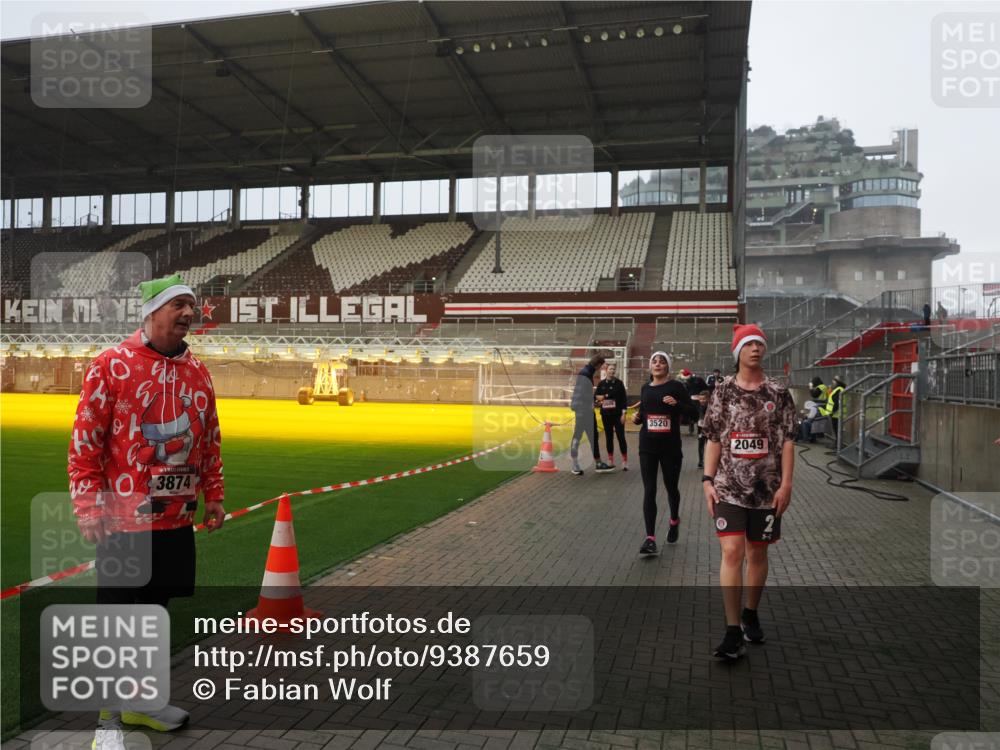 07.12.2025 - St. Pauli X-Mass-Run No. 15 Fabian Wolf http://msf.ph/oto/9387659 07.12.2025 10:18:30 Ziel 243, 264, 269, 1607, 1671, 2049, 3520, 3606, 3608, 4540 meine-sportfotos.de