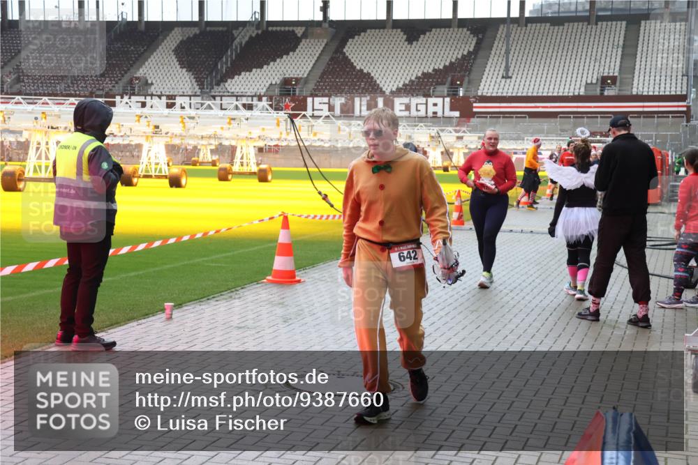 07.12.2025 - St. Pauli X-Mass-Run No. 15 Luisa Fischer http://msf.ph/oto/9387660 07.12.2025 11:47:10 Ziel 642, 346, 371, 567, 570, 609, 640, 642, 645, 647, 649, 903, 949, 954, 978, 987, 1073, 1276, 1881, 1882, 2047, 2108, 2109, 2111, 2114, 2179, 2180, 2182, 2222, 2347, 2442, 2446, 2716, 2798, 2928, 2935, 2941, 3010, 3210, 3523, 3524, 3525, 3777, 3924, 3925, 3960, 3961 meine-sportfotos.de