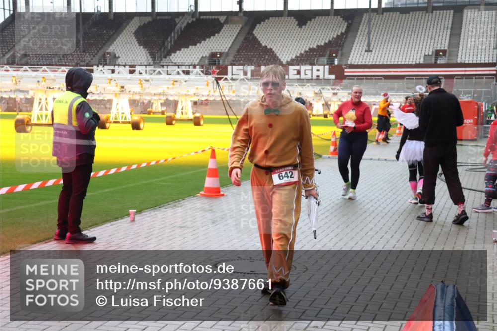 07.12.2025 - St. Pauli X-Mass-Run No. 15 Luisa Fischer http://msf.ph/oto/9387661 07.12.2025 11:47:11 Ziel 642, 346, 371, 567, 570, 609, 640, 642, 645, 647, 649, 903, 949, 954, 978, 987, 1276, 1881, 1882, 2047, 2108, 2109, 2111, 2114, 2179, 2180, 2182, 2222, 2347, 2442, 2446, 2716, 2798, 2928, 2935, 2941, 3010, 3210, 3525, 3777, 3924, 3925, 3960, 3961 meine-sportfotos.de