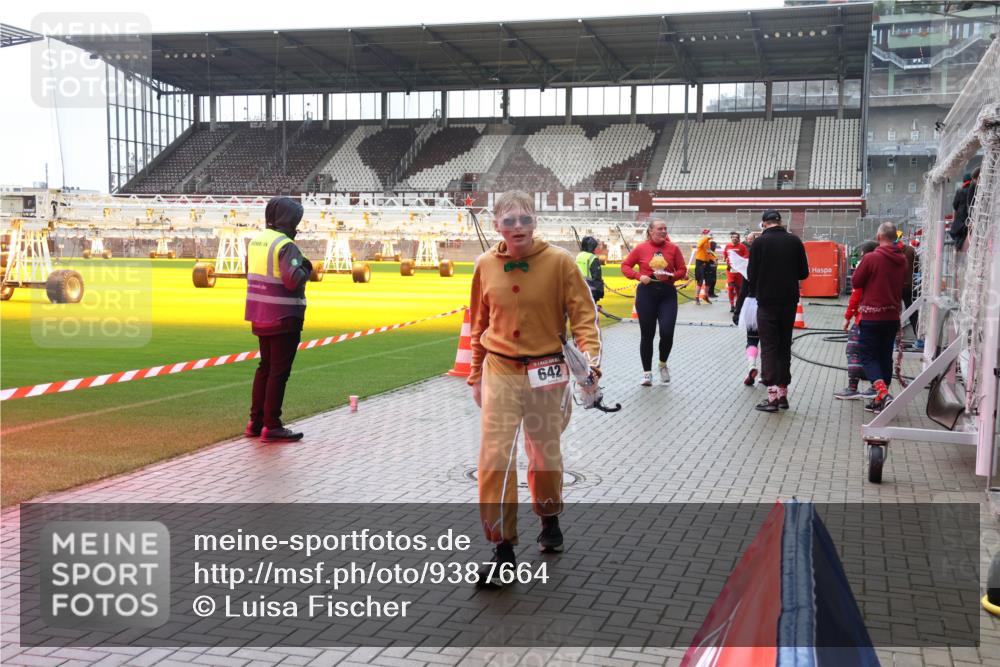07.12.2025 - St. Pauli X-Mass-Run No. 15 Luisa Fischer http://msf.ph/oto/9387664 07.12.2025 11:47:11 Ziel 642, 346, 371, 567, 570, 609, 640, 642, 645, 647, 649, 903, 949, 954, 978, 987, 1276, 1881, 1882, 2047, 2108, 2109, 2111, 2114, 2179, 2180, 2182, 2222, 2347, 2442, 2446, 2716, 2798, 2928, 2935, 2941, 3010, 3210, 3525, 3777, 3924, 3925, 3960, 3961 meine-sportfotos.de