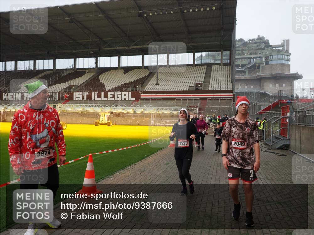 07.12.2025 - St. Pauli X-Mass-Run No. 15 Fabian Wolf http://msf.ph/oto/9387666 07.12.2025 10:18:31 Ziel 243, 264, 269, 1607, 1671, 2049, 2631, 3520, 3606, 3608, 4540 meine-sportfotos.de