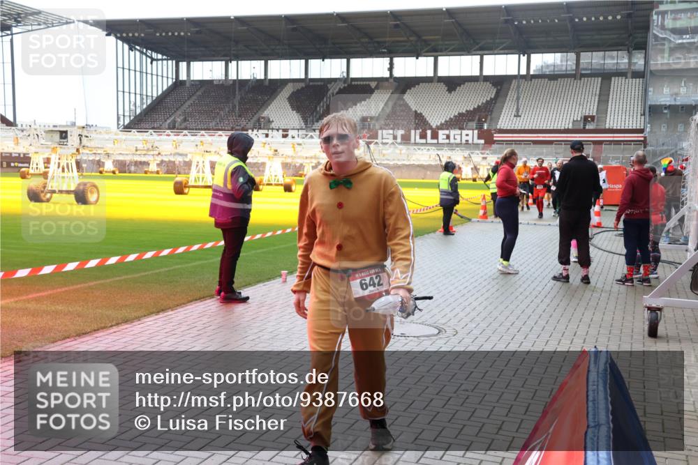 07.12.2025 - St. Pauli X-Mass-Run No. 15 Luisa Fischer http://msf.ph/oto/9387668 07.12.2025 11:47:12 Ziel 6424, 346, 353, 371, 530, 567, 570, 609, 640, 642, 645, 647, 649, 903, 954, 978, 987, 1276, 1881, 1882, 2047, 2108, 2109, 2111, 2114, 2179, 2180, 2182, 2222, 2347, 2442, 2446, 2716, 2798, 2928, 2935, 2941, 3010, 3210, 3525, 3777, 3924, 3925, 3960, 3961 meine-sportfotos.de