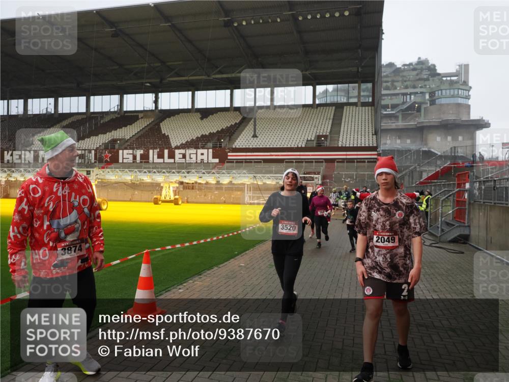 07.12.2025 - St. Pauli X-Mass-Run No. 15 Fabian Wolf http://msf.ph/oto/9387670 07.12.2025 10:18:31 Ziel 243, 264, 269, 1607, 1671, 2049, 2631, 3520, 3606, 3608, 4540 meine-sportfotos.de