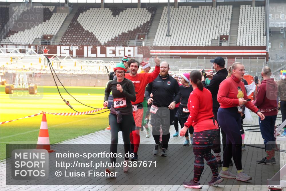 07.12.2025 - St. Pauli X-Mass-Run No. 15 Luisa Fischer http://msf.ph/oto/9387671 07.12.2025 11:47:19 Ziel 903, 346, 64, 1276, 346, 353, 371, 530, 567, 570, 609, 614, 640, 642, 645, 647, 649, 898, 900, 901, 903, 978, 987, 1276, 1881, 1882, 2047, 2108, 2109, 2111, 2114, 2179, 2180, 2182, 2222, 2347, 2442, 2446, 2568, 2716, 2798, 2928, 3010, 3210, 3215, 3216, 3420, 3525, 3641, 3777, 3924, 3925, 3948, 3949, 3960, 3961, 5004 meine-sportfotos.de