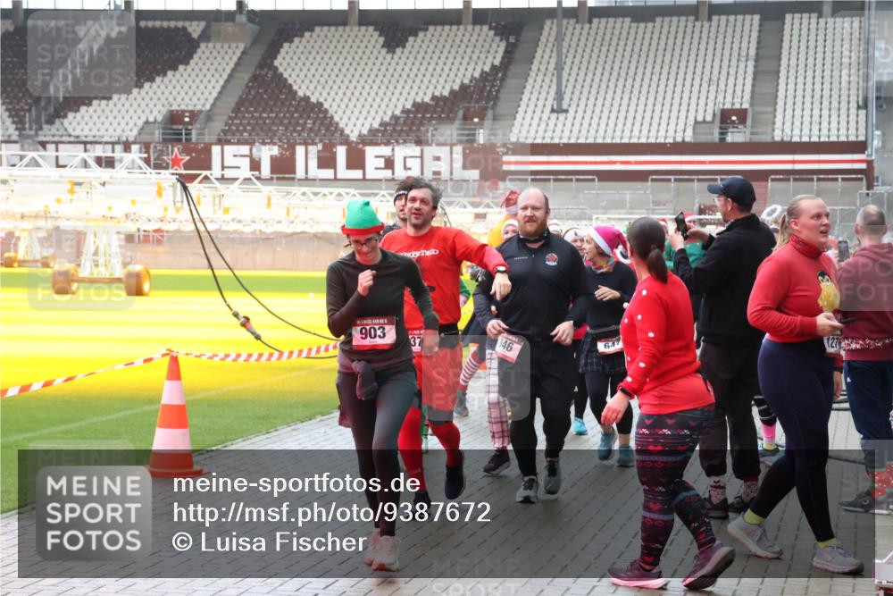 07.12.2025 - St. Pauli X-Mass-Run No. 15 Luisa Fischer http://msf.ph/oto/9387672 07.12.2025 11:47:19 Ziel 903, 37, 346, 647, 127, 346, 353, 371, 530, 567, 570, 609, 614, 640, 642, 645, 647, 649, 898, 900, 901, 903, 978, 987, 1276, 1881, 1882, 2047, 2108, 2109, 2111, 2114, 2179, 2180, 2182, 2222, 2347, 2442, 2446, 2568, 2716, 2798, 2928, 3010, 3210, 3215, 3216, 3420, 3525, 3641, 3777, 3924, 3925, 3948, 3949, 3960, 3961, 5004 meine-sportfotos.de