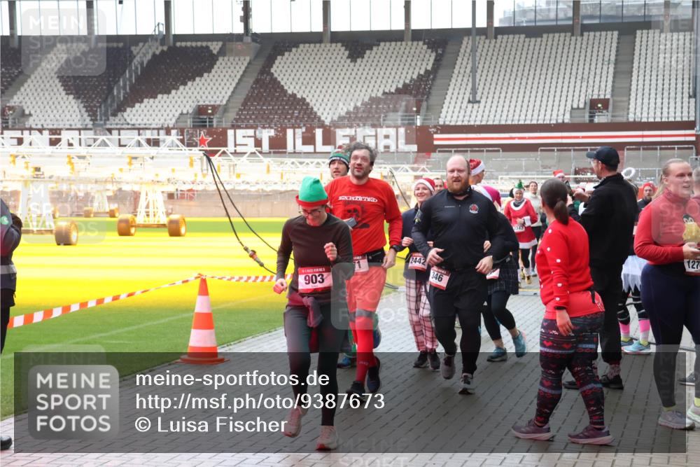 07.12.2025 - St. Pauli X-Mass-Run No. 15 Luisa Fischer http://msf.ph/oto/9387673 07.12.2025 11:47:19 Ziel 903, 2442, 346, 2347, 127, 346, 353, 371, 530, 567, 570, 609, 614, 640, 642, 645, 647, 649, 898, 900, 901, 903, 978, 987, 1276, 1881, 1882, 2047, 2108, 2109, 2111, 2114, 2179, 2180, 2182, 2222, 2347, 2442, 2446, 2568, 2716, 2798, 2928, 3010, 3210, 3215, 3216, 3420, 3525, 3641, 3777, 3924, 3925, 3948, 3949, 3960, 3961, 5004 meine-sportfotos.de