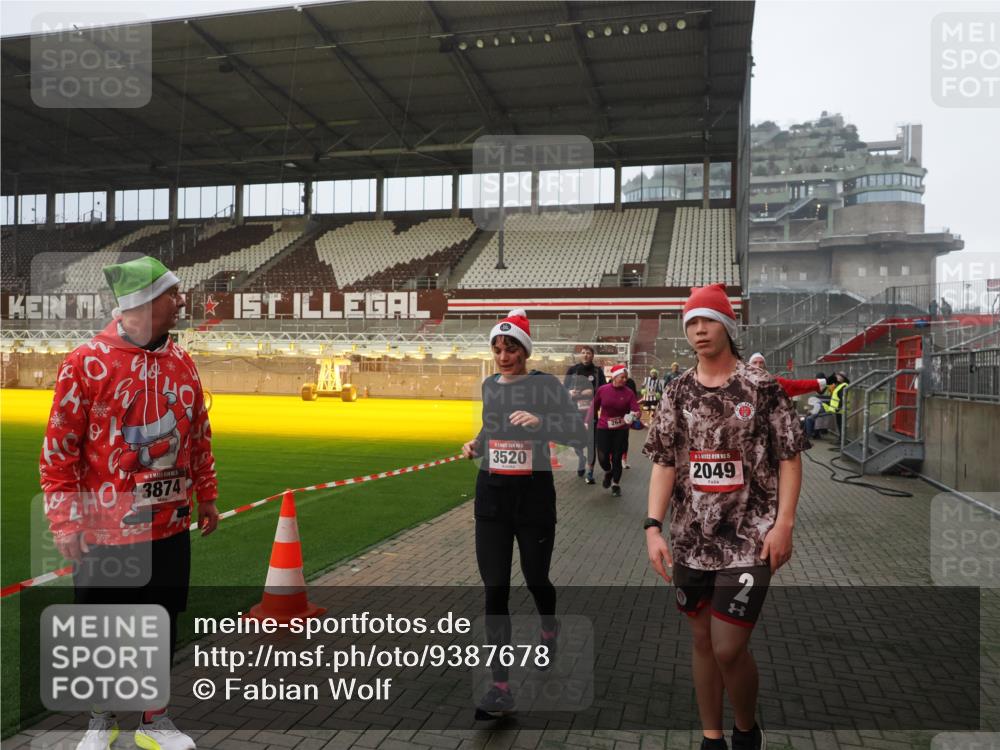 07.12.2025 - St. Pauli X-Mass-Run No. 15 Fabian Wolf http://msf.ph/oto/9387678 07.12.2025 10:18:32 Ziel 243, 264, 269, 1607, 1671, 2049, 2631, 2925, 3520, 3608, 4540 meine-sportfotos.de