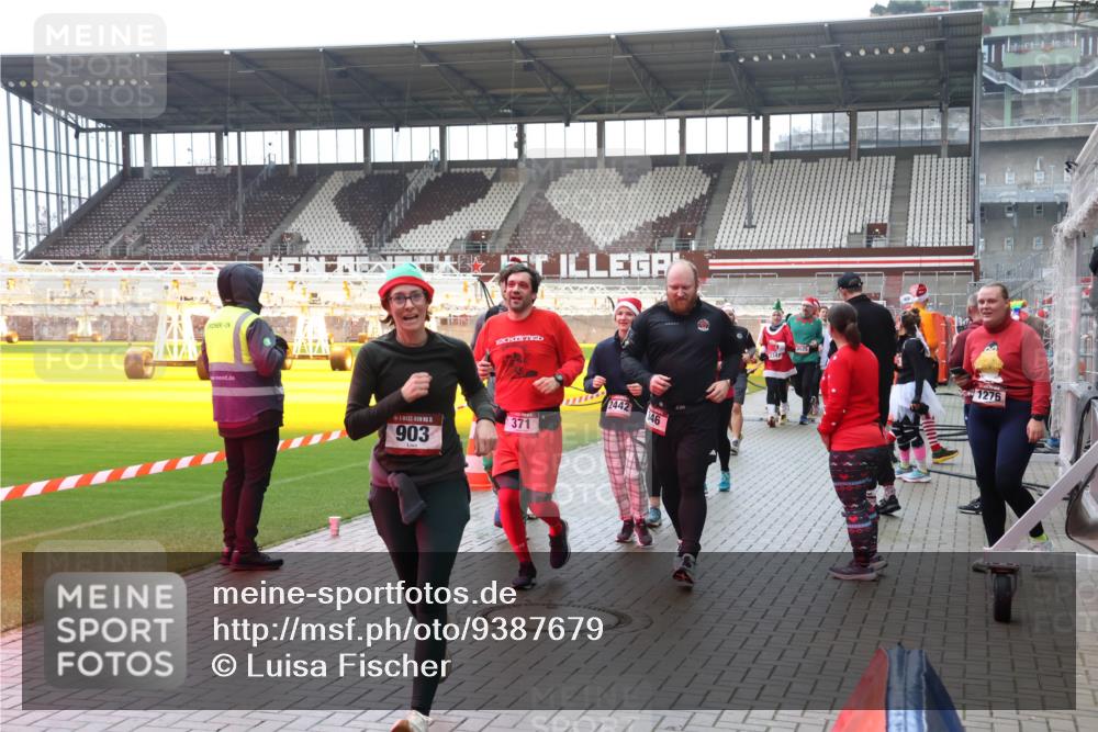 07.12.2025 - St. Pauli X-Mass-Run No. 15 Luisa Fischer http://msf.ph/oto/9387679 07.12.2025 11:47:21 Ziel 5, 903, 371, 2442, 46, 2347, 1276, 346, 353, 371, 530, 567, 570, 609, 614, 640, 642, 645, 647, 649, 898, 900, 901, 903, 978, 987, 1276, 1881, 1882, 2047, 2108, 2109, 2111, 2114, 2179, 2180, 2182, 2222, 2347, 2442, 2446, 2568, 2798, 2928, 3010, 3210, 3215, 3216, 3420, 3525, 3641, 3777, 3924, 3925, 3948, 3949, 3960, 3961, 5004 meine-sportfotos.de