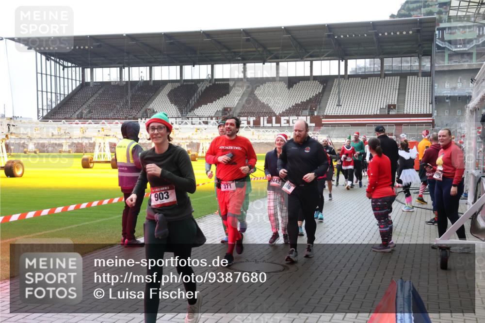 07.12.2025 - St. Pauli X-Mass-Run No. 15 Luisa Fischer http://msf.ph/oto/9387680 07.12.2025 11:47:21 Ziel 15, 903, 371, 2442, 346, 2347, 276, 346, 353, 371, 530, 567, 570, 609, 614, 640, 642, 645, 647, 649, 898, 900, 901, 903, 978, 987, 1276, 1881, 1882, 2047, 2108, 2109, 2111, 2114, 2179, 2180, 2182, 2222, 2347, 2442, 2446, 2568, 2798, 2928, 3010, 3210, 3215, 3216, 3420, 3525, 3641, 3777, 3924, 3925, 3948, 3949, 3960, 3961, 5004 meine-sportfotos.de