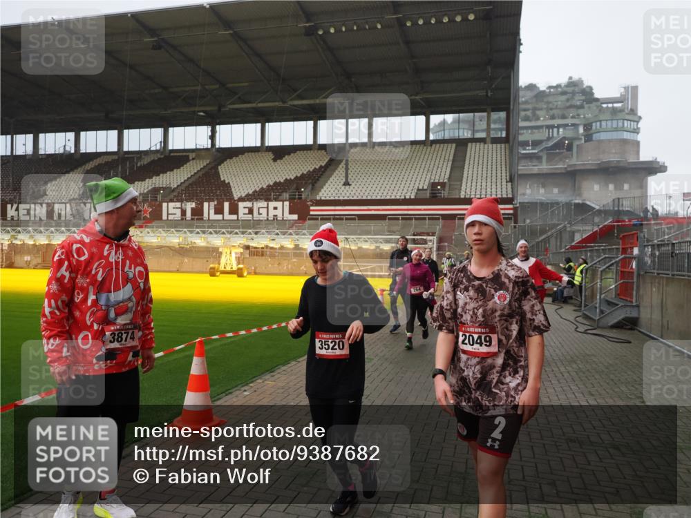 07.12.2025 - St. Pauli X-Mass-Run No. 15 Fabian Wolf http://msf.ph/oto/9387682 07.12.2025 10:18:32 Ziel 243, 264, 269, 1607, 1671, 2049, 2631, 2925, 3520, 3608, 4540 meine-sportfotos.de