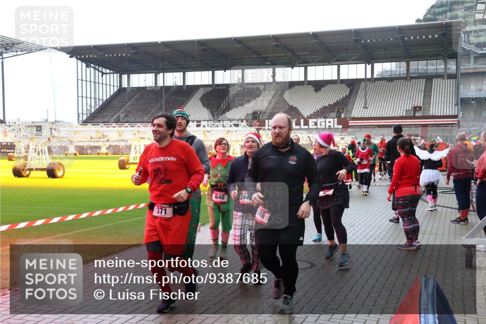07.12.2025 - St. Pauli X-Mass-Run No. 15 Luisa Fischer http://msf.ph/oto/9387685 07.12.2025 11:47:22 Ziel 371, 640, 244, 346, 2347, 346, 353, 371, 530, 567, 570, 609, 614, 640, 642, 645, 647, 649, 898, 900, 901, 903, 978, 987, 992, 1276, 1881, 1882, 2047, 2108, 2109, 2111, 2114, 2179, 2180, 2182, 2222, 2347, 2442, 2446, 2568, 2798, 2928, 3010, 3210, 3215, 3216, 3420, 3525, 3641, 3777, 3924, 3925, 3948, 3949, 3960, 3961, 5004 meine-sportfotos.de