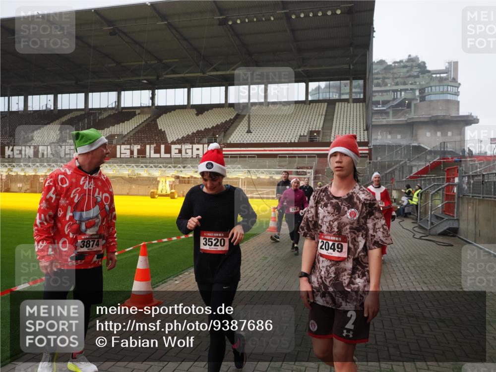 07.12.2025 - St. Pauli X-Mass-Run No. 15 Fabian Wolf http://msf.ph/oto/9387686 07.12.2025 10:18:32 Ziel 243, 264, 269, 1607, 1671, 2049, 2631, 2925, 3520, 3608, 4540 meine-sportfotos.de