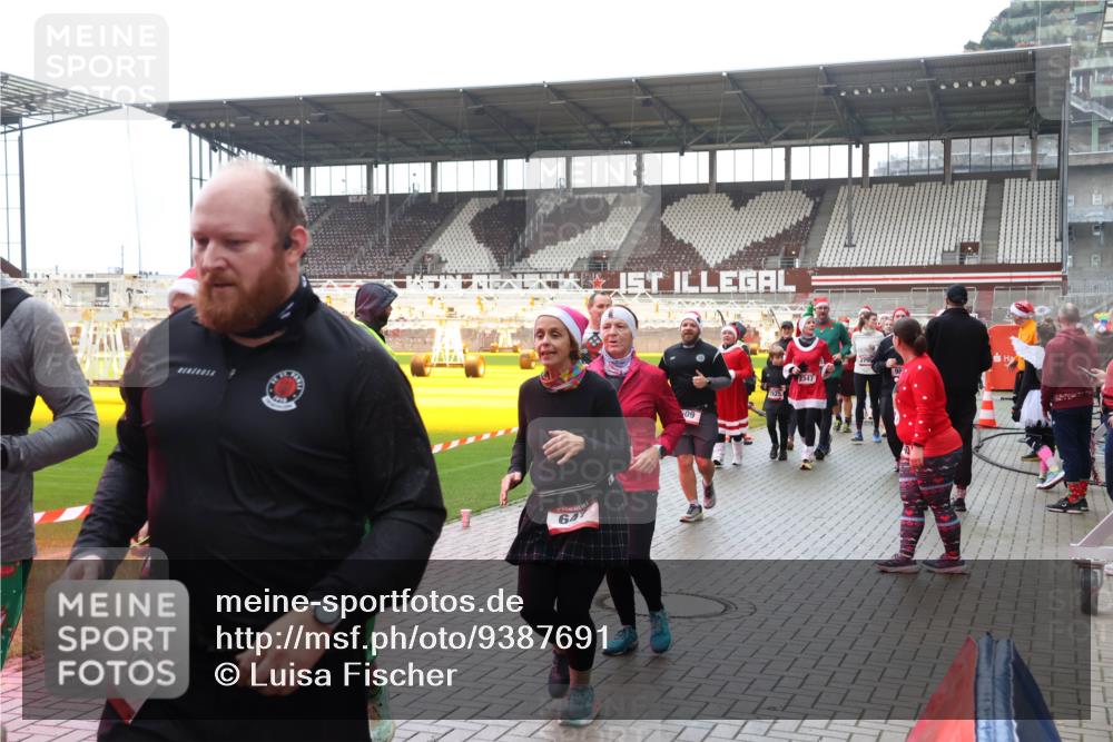 07.12.2025 - St. Pauli X-Mass-Run No. 15 Luisa Fischer http://msf.ph/oto/9387691 07.12.2025 11:47:24 Ziel 46, 5, 647, 09, 1925, 2347, 346, 353, 371, 530, 567, 570, 609, 614, 640, 642, 645, 647, 649, 898, 900, 901, 903, 978, 987, 992, 1276, 1881, 1882, 2047, 2108, 2109, 2111, 2114, 2179, 2180, 2182, 2221, 2222, 2223, 2347, 2442, 2446, 2568, 2798, 2928, 3010, 3210, 3215, 3216, 3420, 3471, 3482, 3525, 3641, 3777, 3924, 3925, 3948, 3949, 3960, 3961, 5004 meine-sportfotos.de