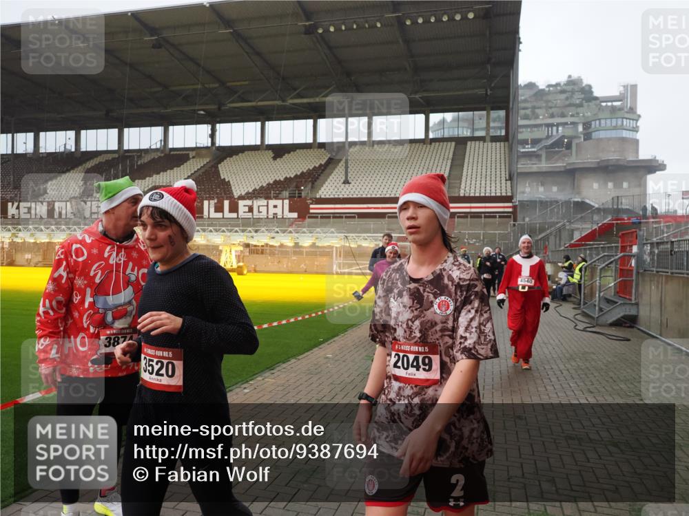 07.12.2025 - St. Pauli X-Mass-Run No. 15 Fabian Wolf http://msf.ph/oto/9387694 07.12.2025 10:18:32 Ziel 243, 264, 269, 1607, 1671, 2049, 2631, 2925, 3520, 3608, 4540 meine-sportfotos.de