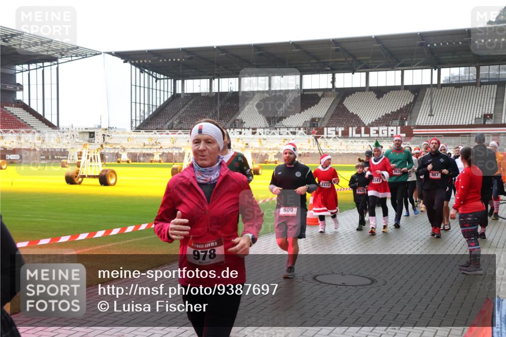 07.12.2025 - St. Pauli X-Mass-Run No. 15 Luisa Fischer http://msf.ph/oto/9387697 07.12.2025 11:47:26 Ziel 978, 609, 2222, 3525, 987, 2347, 3925, 346, 353, 371, 530, 567, 570, 609, 614, 640, 642, 645, 647, 649, 898, 900, 901, 903, 978, 987, 992, 1276, 1881, 1882, 2047, 2108, 2109, 2111, 2114, 2179, 2180, 2182, 2221, 2222, 2223, 2347, 2442, 2446, 2568, 2798, 2928, 3010, 3210, 3215, 3216, 3420, 3471, 3482, 3525, 3641, 3777, 3798, 3800, 3924, 3925, 3948, 3949, 3960, 3961, 5004 meine-sportfotos.de