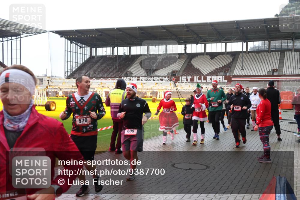 07.12.2025 - St. Pauli X-Mass-Run No. 15 Luisa Fischer http://msf.ph/oto/9387700 07.12.2025 11:47:26 Ziel 15, 570, 609, 2222, 3525, 2179, 987, 2347, 3925, 346, 353, 371, 530, 567, 570, 609, 614, 640, 642, 645, 647, 649, 898, 900, 901, 903, 978, 987, 992, 1276, 1881, 1882, 2047, 2108, 2109, 2111, 2114, 2179, 2180, 2182, 2221, 2222, 2223, 2347, 2442, 2446, 2568, 2798, 2928, 3010, 3210, 3215, 3216, 3420, 3471, 3482, 3525, 3641, 3777, 3798, 3800, 3924, 3925, 3948, 3949, 3960, 3961, 5004 meine-sportfotos.de