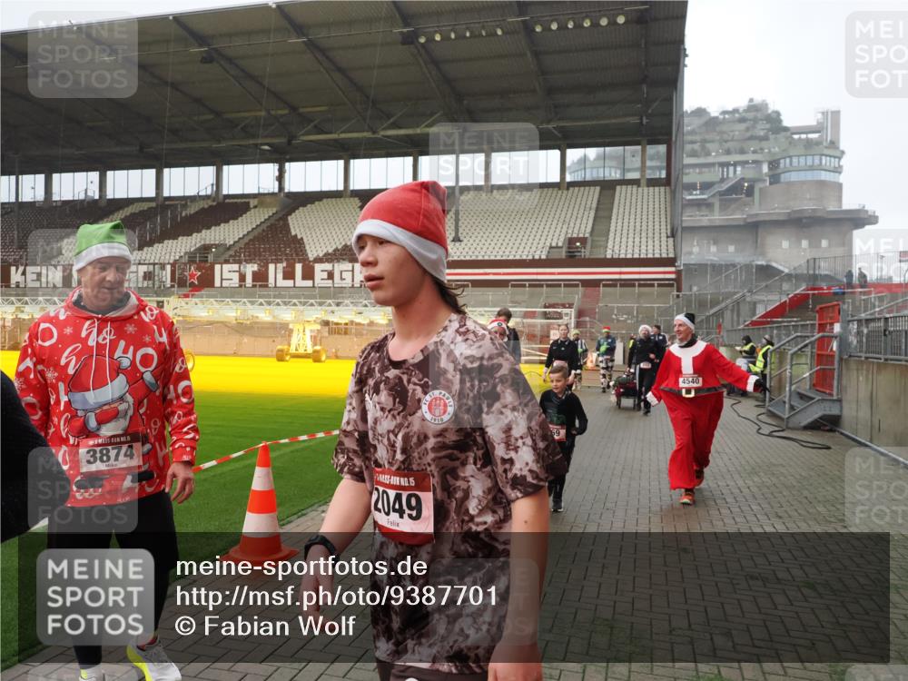 07.12.2025 - St. Pauli X-Mass-Run No. 15 Fabian Wolf http://msf.ph/oto/9387701 07.12.2025 10:18:33 Ziel 243, 264, 269, 1607, 1671, 2049, 2631, 2925, 3520, 3608, 4540 meine-sportfotos.de