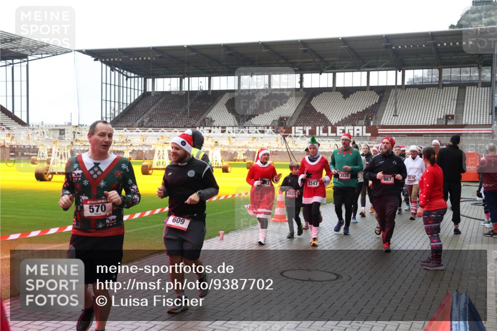 07.12.2025 - St. Pauli X-Mass-Run No. 15 Luisa Fischer http://msf.ph/oto/9387702 07.12.2025 11:47:27 Ziel 570, 609, 3925, 2347, 3525, 987, 2179, 346, 353, 371, 530, 567, 570, 609, 614, 640, 642, 645, 647, 649, 898, 900, 901, 903, 978, 987, 992, 1276, 1881, 1882, 2047, 2114, 2179, 2180, 2182, 2221, 2222, 2223, 2347, 2442, 2446, 2568, 2798, 2928, 3010, 3210, 3215, 3216, 3420, 3471, 3482, 3525, 3641, 3777, 3798, 3800, 3924, 3925, 3948, 3949, 3960, 3961, 4883, 5004 meine-sportfotos.de