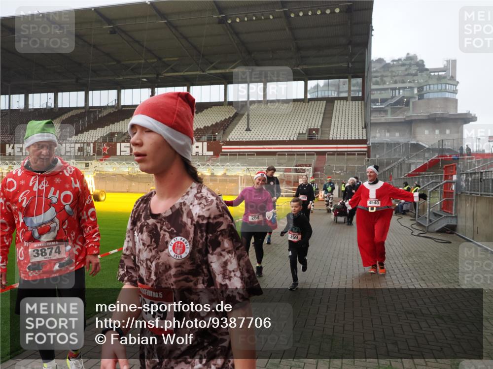 07.12.2025 - St. Pauli X-Mass-Run No. 15 Fabian Wolf http://msf.ph/oto/9387706 07.12.2025 10:18:33 Ziel 243, 264, 269, 1607, 1671, 2049, 2631, 2925, 3520, 3608, 4540 meine-sportfotos.de
