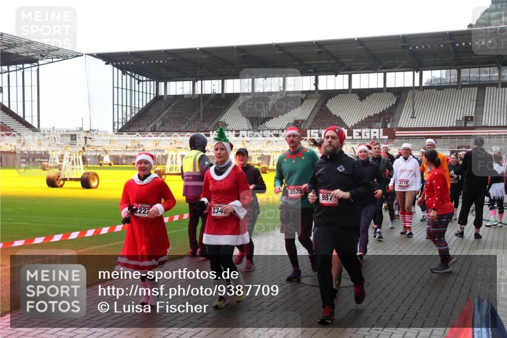 07.12.2025 - St. Pauli X-Mass-Run No. 15 Luisa Fischer http://msf.ph/oto/9387709 07.12.2025 11:47:29 Ziel 2222, 234, 3525, 987, 2179, 2047, 346, 353, 371, 530, 567, 570, 609, 614, 640, 642, 645, 647, 649, 898, 900, 901, 903, 978, 987, 992, 1276, 1881, 1882, 2047, 2114, 2179, 2180, 2182, 2221, 2222, 2223, 2347, 2442, 2446, 2568, 2798, 2928, 3010, 3210, 3215, 3216, 3420, 3471, 3482, 3525, 3641, 3777, 3798, 3800, 3924, 3925, 3948, 3949, 3961, 4883, 5004 meine-sportfotos.de