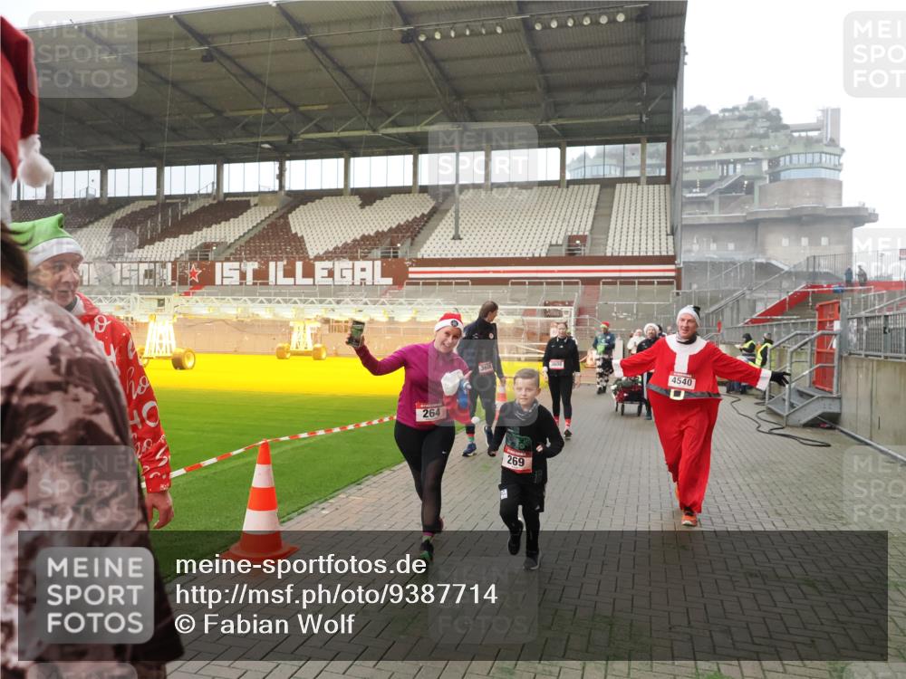07.12.2025 - St. Pauli X-Mass-Run No. 15 Fabian Wolf http://msf.ph/oto/9387714 07.12.2025 10:18:33 Ziel 243, 264, 269, 1607, 1671, 2049, 2631, 2925, 3520, 3608, 4540 meine-sportfotos.de