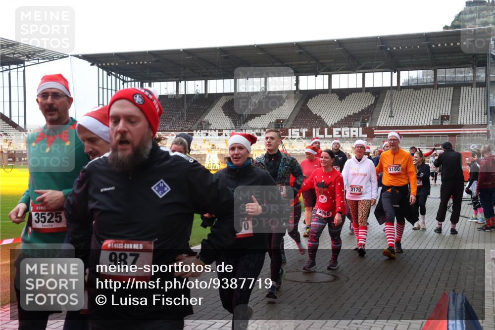 07.12.2025 - St. Pauli X-Mass-Run No. 15 Luisa Fischer http://msf.ph/oto/9387719 07.12.2025 11:47:31 Ziel 3525, 15, 987, 0, 8, 1, 3960, 2179, 2180, 346, 353, 371, 530, 567, 570, 609, 614, 640, 642, 645, 647, 649, 898, 900, 901, 903, 978, 987, 992, 1276, 1881, 1882, 2047, 2114, 2179, 2180, 2182, 2221, 2222, 2223, 2347, 2442, 2446, 2568, 2798, 2928, 3010, 3210, 3215, 3216, 3420, 3471, 3482, 3525, 3594, 3596, 3641, 3777, 3798, 3800, 3924, 3925, 3948, 3949, 3961, 4883, 5004 meine-sportfotos.de