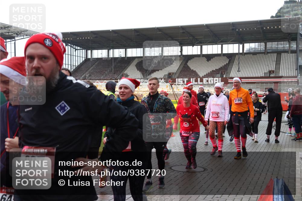 07.12.2025 - St. Pauli X-Mass-Run No. 15 Luisa Fischer http://msf.ph/oto/9387720 07.12.2025 11:47:31 Ziel 15, 987, 64, 199, 3960, 3777, 2180, 2179, 346, 353, 371, 530, 567, 570, 609, 614, 640, 642, 645, 647, 649, 898, 900, 901, 903, 978, 987, 992, 1276, 1881, 1882, 2047, 2114, 2179, 2180, 2182, 2221, 2222, 2223, 2347, 2442, 2446, 2568, 2798, 2928, 3010, 3210, 3215, 3216, 3420, 3471, 3482, 3525, 3594, 3596, 3641, 3777, 3798, 3800, 3924, 3925, 3948, 3949, 3961, 4883, 5004 meine-sportfotos.de