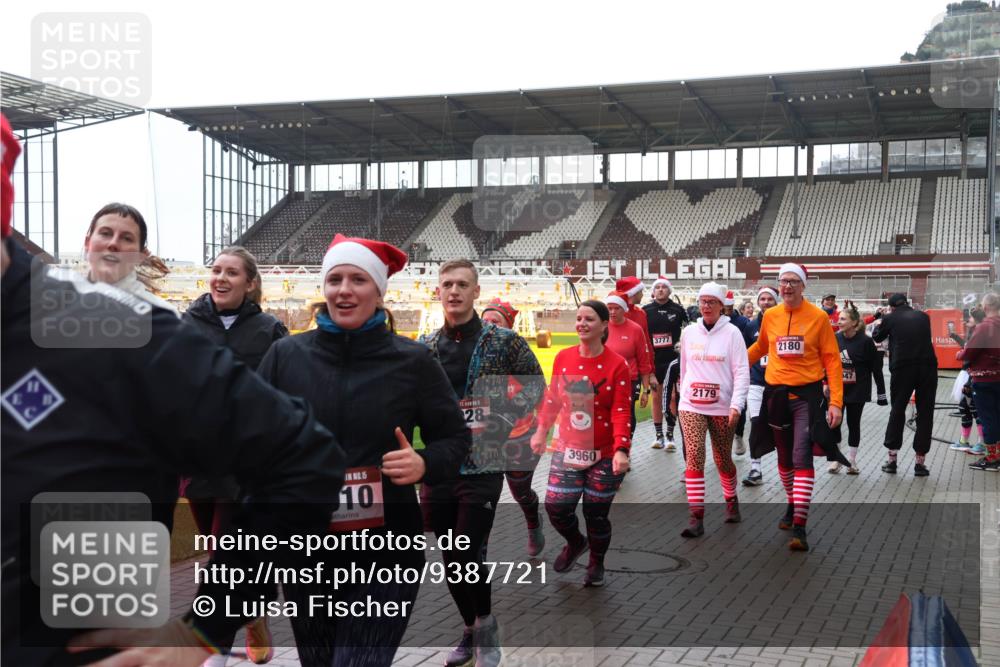 07.12.2025 - St. Pauli X-Mass-Run No. 15 Luisa Fischer http://msf.ph/oto/9387721 07.12.2025 11:47:32 Ziel 15, 10, 1, 28, 3960, 3777, 2179, 2180, 1, 147, 346, 353, 371, 530, 567, 570, 609, 614, 640, 642, 645, 647, 649, 898, 900, 901, 903, 978, 987, 992, 1276, 1881, 1882, 2047, 2114, 2179, 2180, 2182, 2221, 2222, 2223, 2347, 2442, 2446, 2568, 2798, 2928, 3010, 3210, 3215, 3216, 3416, 3419, 3420, 3430, 3471, 3482, 3525, 3594, 3596, 3641, 3777, 3798, 3800, 3924, 3925, 3948, 3949, 3961, 4883, 5004 meine-sportfotos.de