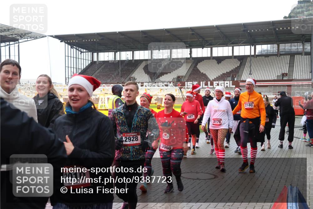 07.12.2025 - St. Pauli X-Mass-Run No. 15 Luisa Fischer http://msf.ph/oto/9387723 07.12.2025 11:47:32 Ziel 15, 3010, 2928, 3960, 2180, 567, 2179, 346, 353, 371, 530, 567, 570, 609, 614, 640, 642, 645, 647, 649, 898, 900, 901, 903, 978, 987, 992, 1276, 1881, 1882, 2047, 2114, 2179, 2180, 2182, 2221, 2222, 2223, 2347, 2442, 2446, 2568, 2798, 2928, 3010, 3210, 3215, 3216, 3416, 3419, 3420, 3430, 3471, 3482, 3525, 3594, 3596, 3641, 3777, 3798, 3800, 3924, 3925, 3948, 3949, 3961, 4883, 5004 meine-sportfotos.de
