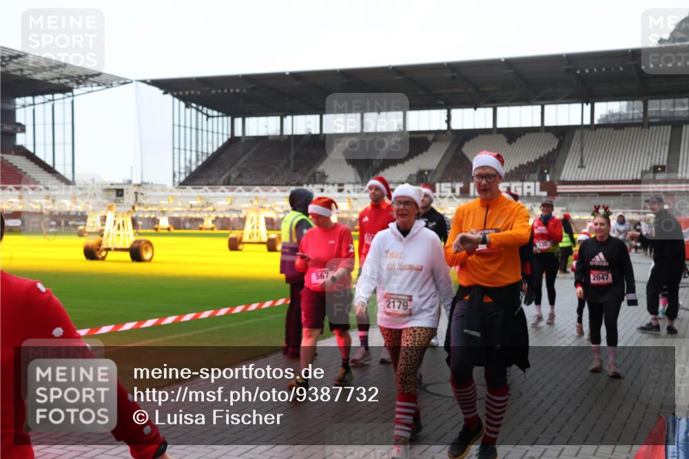 07.12.2025 - St. Pauli X-Mass-Run No. 15 Luisa Fischer http://msf.ph/oto/9387732 07.12.2025 11:47:34 Ziel 567, 2179, 2047, 346, 353, 371, 530, 567, 570, 609, 614, 640, 642, 645, 647, 649, 898, 900, 901, 903, 930, 978, 987, 992, 1276, 1881, 1882, 2047, 2114, 2179, 2180, 2182, 2221, 2222, 2223, 2347, 2442, 2446, 2568, 2798, 2928, 3010, 3210, 3215, 3216, 3416, 3419, 3420, 3430, 3471, 3482, 3525, 3594, 3596, 3641, 3777, 3798, 3800, 3924, 3925, 3948, 3949, 3961, 4883, 5004 meine-sportfotos.de