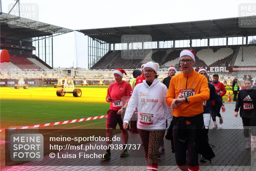 07.12.2025 - St. Pauli X-Mass-Run No. 15 Luisa Fischer http://msf.ph/oto/9387737 07.12.2025 11:47:35 Ziel 567, 1, 2179, 15, 180, 2047, 346, 353, 371, 530, 567, 570, 609, 614, 640, 642, 645, 647, 649, 898, 900, 901, 903, 930, 978, 987, 992, 1276, 1881, 1882, 2047, 2114, 2179, 2180, 2182, 2221, 2222, 2223, 2347, 2442, 2446, 2568, 2798, 2928, 3010, 3210, 3215, 3216, 3416, 3419, 3420, 3430, 3471, 3482, 3525, 3594, 3596, 3641, 3777, 3798, 3800, 3924, 3925, 3948, 3949, 3961, 4883, 5004 meine-sportfotos.de