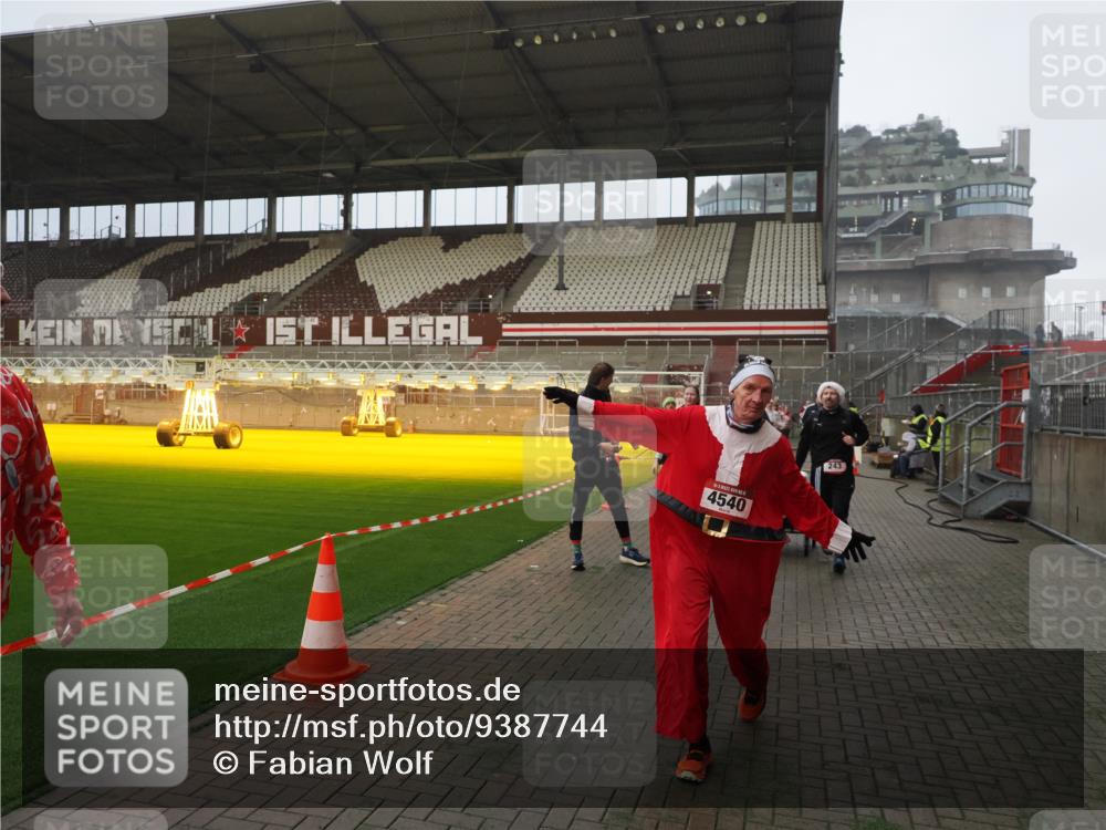 07.12.2025 - St. Pauli X-Mass-Run No. 15 Fabian Wolf http://msf.ph/oto/9387744 07.12.2025 10:18:35 Ziel 243, 264, 269, 1607, 1671, 2049, 2631, 2925, 3520, 4540 meine-sportfotos.de
