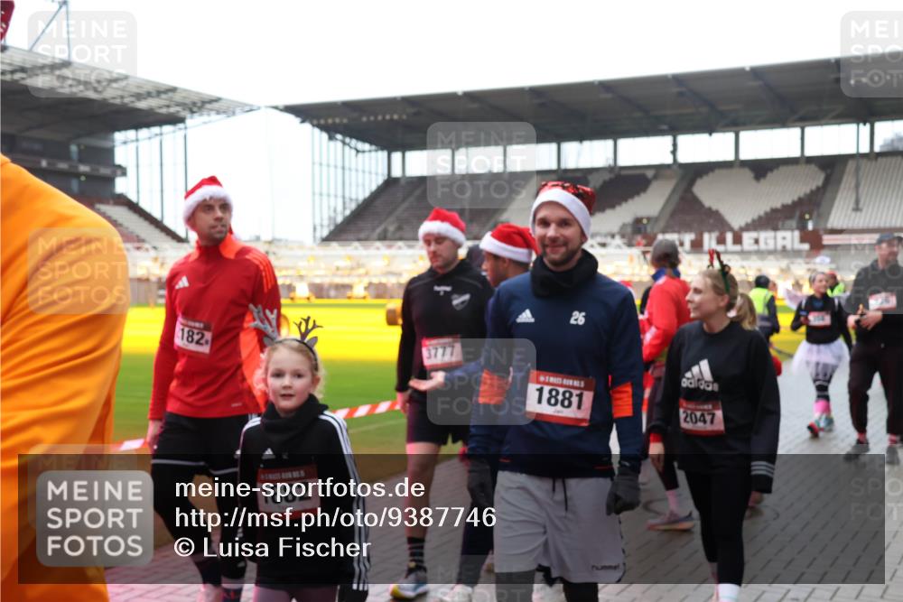 07.12.2025 - St. Pauli X-Mass-Run No. 15 Luisa Fischer http://msf.ph/oto/9387746 07.12.2025 11:47:38 Ziel 182, 1882, 26, 1881, 2047, 346, 353, 371, 530, 567, 570, 609, 614, 640, 642, 645, 647, 649, 898, 900, 901, 903, 930, 978, 987, 992, 1276, 1881, 1882, 2047, 2114, 2179, 2180, 2182, 2221, 2222, 2223, 2347, 2442, 2446, 2568, 2798, 2928, 3010, 3210, 3215, 3216, 3416, 3419, 3420, 3430, 3471, 3482, 3525, 3594, 3596, 3641, 3754, 3770, 3777, 3798, 3800, 3924, 3925, 3948, 3949, 3961, 4883, 5004 meine-sportfotos.de