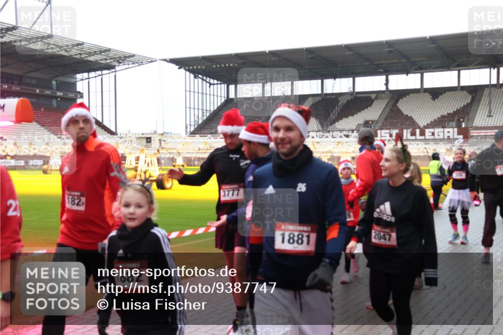 07.12.2025 - St. Pauli X-Mass-Run No. 15 Luisa Fischer http://msf.ph/oto/9387747 07.12.2025 11:47:38 Ziel 182, 21, 1882, 3777, 26, 1881, 2047, 346, 353, 371, 530, 567, 570, 609, 614, 640, 642, 645, 647, 649, 898, 900, 901, 903, 930, 978, 987, 992, 1276, 1881, 1882, 2047, 2114, 2179, 2180, 2182, 2221, 2222, 2223, 2347, 2442, 2446, 2568, 2798, 2928, 3010, 3210, 3215, 3216, 3416, 3419, 3420, 3430, 3471, 3482, 3525, 3594, 3596, 3641, 3754, 3770, 3777, 3798, 3800, 3924, 3925, 3948, 3949, 3961, 4883, 5004 meine-sportfotos.de