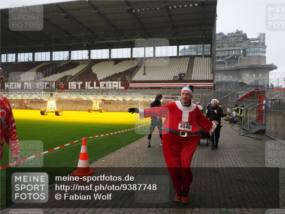 07.12.2025 - St. Pauli X-Mass-Run No. 15 Fabian Wolf http://msf.ph/oto/9387748 07.12.2025 10:18:35 Ziel 243, 264, 269, 1607, 1671, 2049, 2631, 2925, 3520, 4540 meine-sportfotos.de
