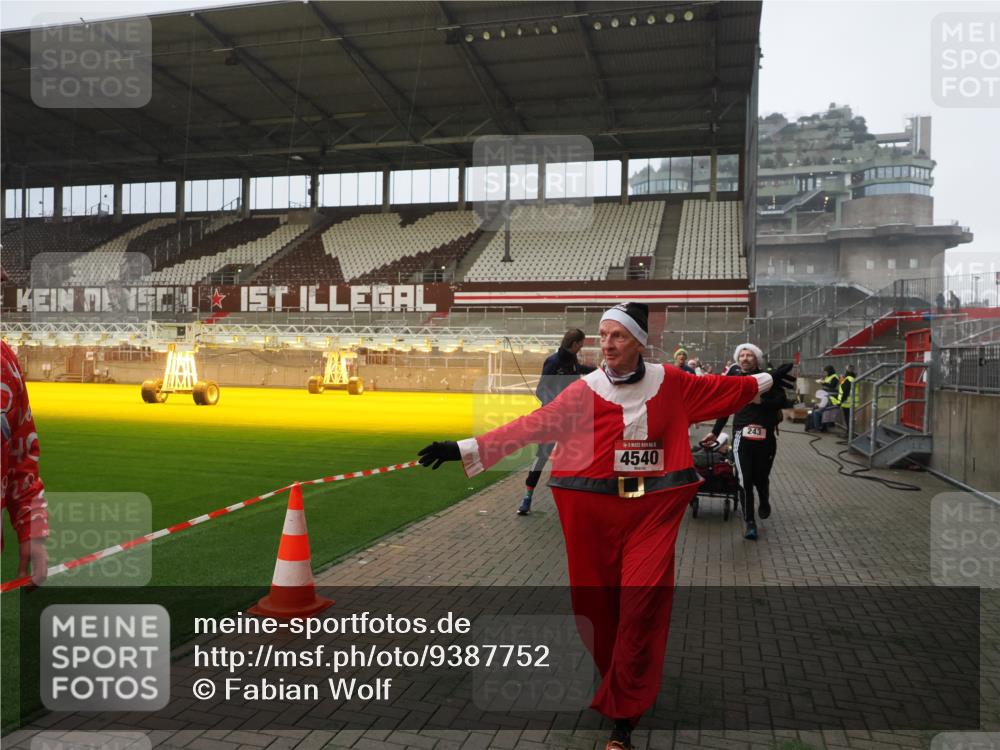 07.12.2025 - St. Pauli X-Mass-Run No. 15 Fabian Wolf http://msf.ph/oto/9387752 07.12.2025 10:18:35 Ziel 243, 264, 269, 1607, 1671, 2049, 2631, 2925, 3520, 4540 meine-sportfotos.de