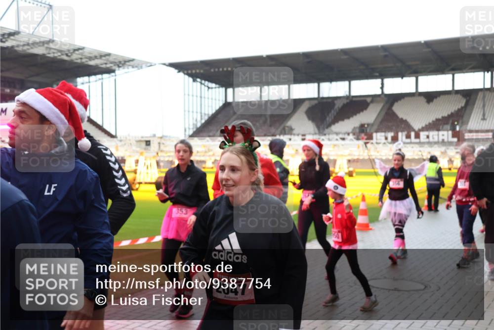07.12.2025 - St. Pauli X-Mass-Run No. 15 Luisa Fischer http://msf.ph/oto/9387754 07.12.2025 11:47:40 Ziel 353, 2047, 107, 125, 131, 346, 353, 371, 530, 567, 570, 609, 614, 640, 642, 645, 647, 649, 898, 900, 901, 903, 930, 978, 987, 992, 1881, 1882, 2047, 2114, 2182, 2221, 2222, 2223, 2347, 2442, 2446, 2568, 2798, 2928, 3010, 3210, 3215, 3216, 3416, 3419, 3420, 3430, 3471, 3482, 3525, 3594, 3596, 3641, 3655, 3664, 3754, 3770, 3777, 3798, 3800, 3924, 3925, 3948, 3949, 3961, 4883, 5004 meine-sportfotos.de