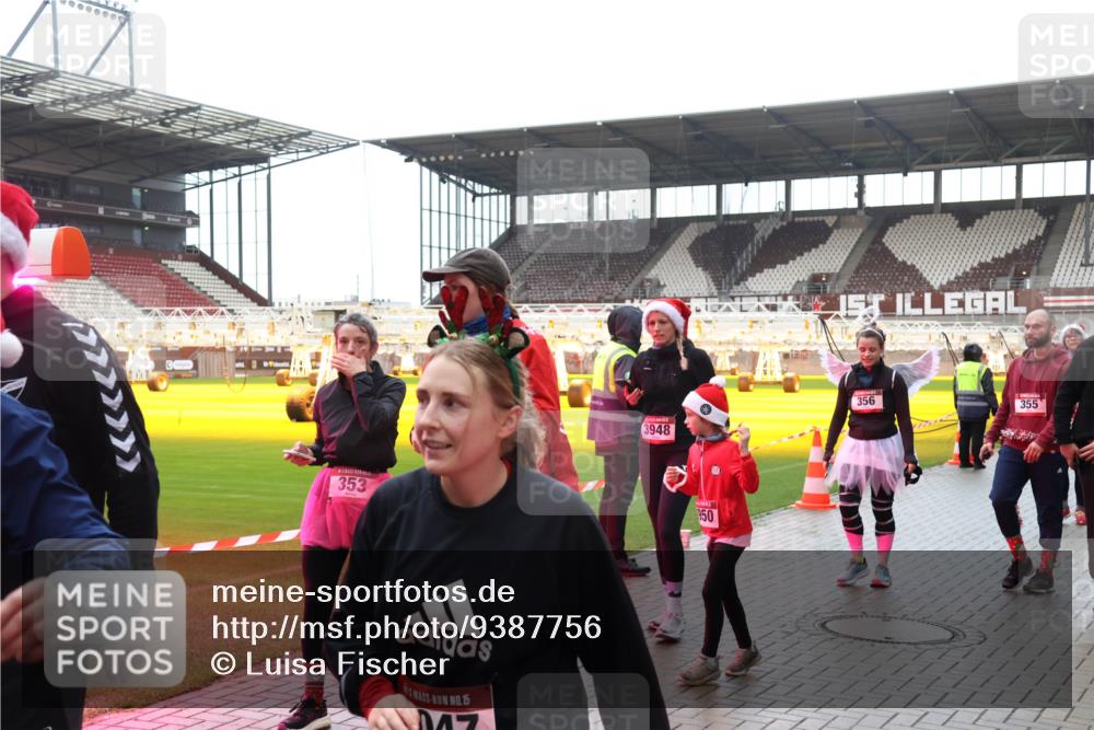 07.12.2025 - St. Pauli X-Mass-Run No. 15 Luisa Fischer http://msf.ph/oto/9387756 07.12.2025 11:47:40 Ziel 353, 15, 3948, 1, 950, 356, 355, 107, 125, 131, 346, 353, 371, 530, 567, 570, 609, 614, 640, 642, 645, 647, 649, 898, 900, 901, 903, 930, 978, 987, 992, 1881, 1882, 2047, 2114, 2182, 2221, 2222, 2223, 2347, 2442, 2446, 2568, 2798, 2928, 3010, 3210, 3215, 3216, 3416, 3419, 3420, 3430, 3471, 3482, 3525, 3594, 3596, 3641, 3655, 3664, 3754, 3770, 3777, 3798, 3800, 3924, 3925, 3948, 3949, 3961, 4883, 5004 meine-sportfotos.de