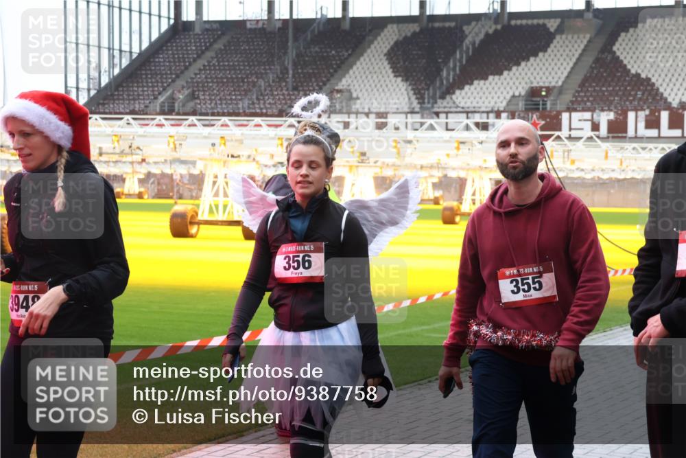 07.12.2025 - St. Pauli X-Mass-Run No. 15 Luisa Fischer http://msf.ph/oto/9387758 07.12.2025 11:47:43 Ziel 15, 3942, 15, 356, 5, 355, 107, 121, 125, 131, 237, 245, 254, 353, 371, 530, 567, 570, 609, 614, 640, 645, 647, 898, 900, 901, 903, 930, 978, 987, 992, 1540, 1881, 1882, 2047, 2114, 2182, 2221, 2222, 2223, 2347, 2442, 2446, 2568, 2798, 2928, 3010, 3210, 3215, 3216, 3416, 3419, 3420, 3430, 3471, 3482, 3525, 3594, 3596, 3641, 3655, 3664, 3754, 3770, 3777, 3798, 3800, 3924, 3925, 3948, 3949, 3961, 4883, 5004 meine-sportfotos.de