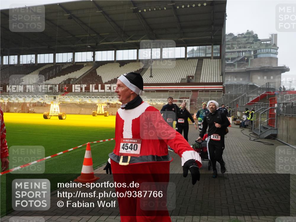 07.12.2025 - St. Pauli X-Mass-Run No. 15 Fabian Wolf http://msf.ph/oto/9387766 07.12.2025 10:18:36 Ziel 243, 264, 269, 1607, 1671, 2049, 2631, 2925, 3520, 4524, 4540 meine-sportfotos.de