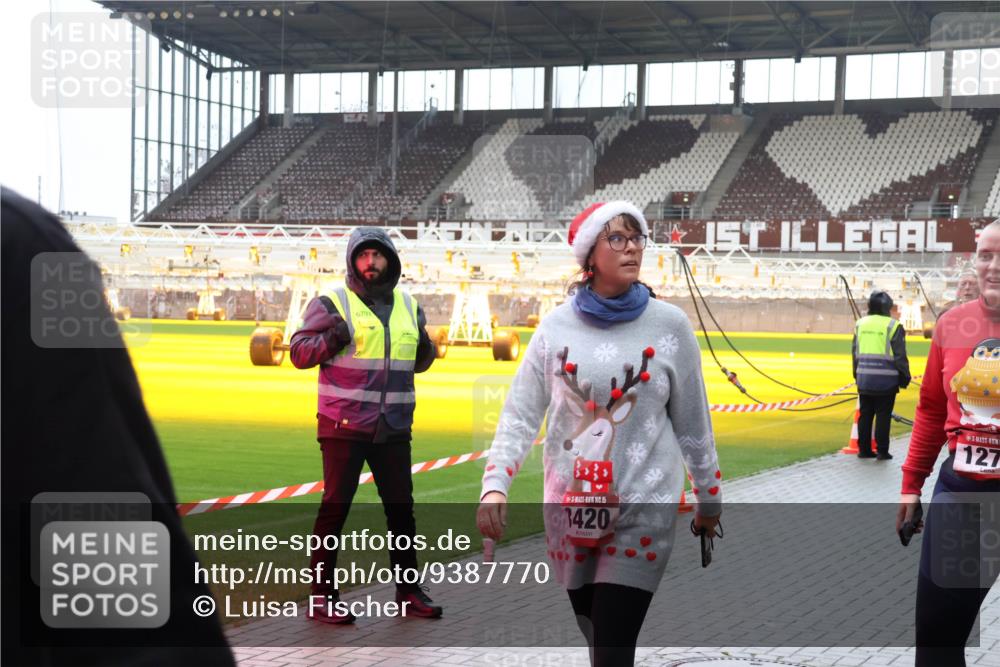 07.12.2025 - St. Pauli X-Mass-Run No. 15 Luisa Fischer http://msf.ph/oto/9387770 07.12.2025 11:47:45 Ziel 6709, 15, 420, 1, 127, 107, 121, 125, 131, 237, 245, 254, 353, 530, 567, 570, 609, 614, 640, 645, 647, 898, 900, 901, 930, 978, 992, 1540, 1881, 1882, 2047, 2114, 2182, 2221, 2222, 2223, 2347, 2568, 2798, 2928, 3010, 3210, 3215, 3216, 3416, 3419, 3420, 3430, 3471, 3482, 3525, 3594, 3596, 3641, 3655, 3664, 3754, 3770, 3777, 3798, 3800, 3924, 3925, 3948, 3949, 3961, 4883, 5004 meine-sportfotos.de