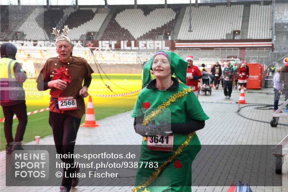 07.12.2025 - St. Pauli X-Mass-Run No. 15 Luisa Fischer http://msf.ph/oto/9387783 07.12.2025 11:47:49 Ziel 2568, 1, 3641, 10, 107, 121, 125, 131, 237, 245, 254, 353, 530, 614, 645, 647, 898, 900, 901, 930, 992, 1540, 1881, 1882, 2047, 2114, 2182, 2221, 2223, 2568, 2798, 2928, 3010, 3210, 3215, 3216, 3416, 3419, 3420, 3430, 3471, 3482, 3594, 3596, 3641, 3655, 3664, 3754, 3770, 3777, 3798, 3800, 3924, 3925, 3948, 3949, 3961, 4883, 5004 meine-sportfotos.de