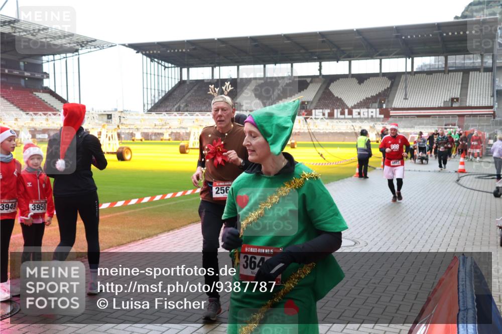 07.12.2025 - St. Pauli X-Mass-Run No. 15 Luisa Fischer http://msf.ph/oto/9387787 07.12.2025 11:47:50 Ziel 3949, 3950, 1, 256, 15, 364, 888, 4683, 107, 121, 125, 131, 237, 245, 254, 353, 530, 614, 898, 900, 901, 930, 992, 1540, 1881, 1882, 2047, 2114, 2182, 2221, 2223, 2568, 2798, 2928, 3010, 3210, 3215, 3216, 3416, 3419, 3420, 3430, 3471, 3482, 3594, 3596, 3641, 3655, 3664, 3754, 3770, 3777, 3798, 3800, 3948, 3949, 3961, 4883, 5004 meine-sportfotos.de