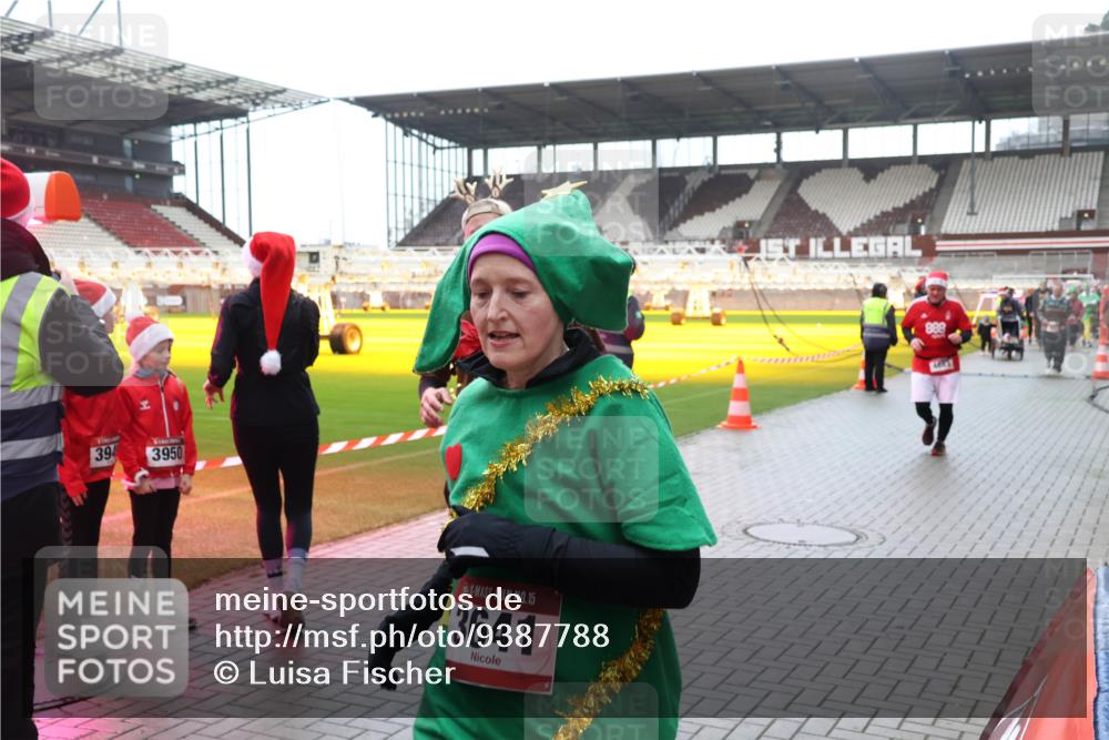 07.12.2025 - St. Pauli X-Mass-Run No. 15 Luisa Fischer http://msf.ph/oto/9387788 07.12.2025 11:47:51 Ziel 394, 3950, 15, 3641, 888, 107, 121, 125, 131, 237, 245, 254, 353, 530, 614, 898, 900, 901, 930, 992, 1540, 1881, 1882, 2047, 2114, 2182, 2221, 2223, 2568, 3215, 3216, 3416, 3419, 3420, 3430, 3471, 3482, 3594, 3596, 3641, 3655, 3664, 3754, 3770, 3777, 3798, 3800, 3948, 3949, 3961, 4883, 5004 meine-sportfotos.de