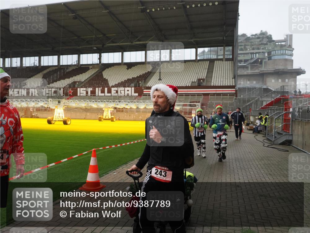 07.12.2025 - St. Pauli X-Mass-Run No. 15 Fabian Wolf http://msf.ph/oto/9387789 07.12.2025 10:18:37 Ziel 243, 264, 269, 1607, 1671, 2631, 2925, 3520, 3862, 4521, 4522, 4524, 4540 meine-sportfotos.de