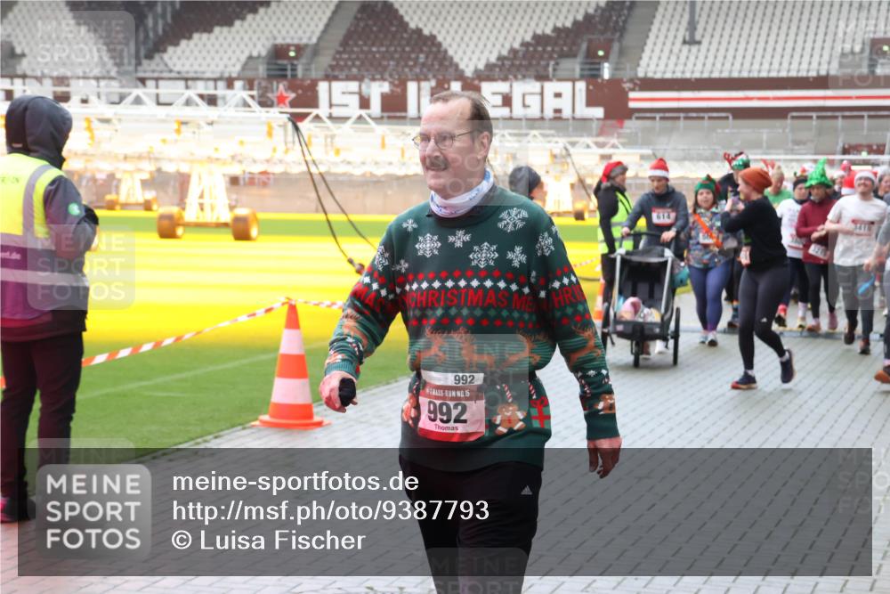 07.12.2025 - St. Pauli X-Mass-Run No. 15 Luisa Fischer http://msf.ph/oto/9387793 07.12.2025 11:48:00 Ziel 992, 15, 992, 614, 3410, 107, 121, 125, 131, 237, 245, 254, 353, 530, 614, 898, 900, 901, 930, 992, 1032, 1534, 1539, 1540, 1622, 1951, 2221, 2223, 2381, 2384, 2451, 2452, 2475, 2516, 2568, 3215, 3216, 3225, 3227, 3416, 3419, 3420, 3430, 3471, 3482, 3594, 3596, 3641, 3655, 3664, 3754, 3770, 3798, 3800, 3948, 3949, 4425, 4427, 4883, 5004 meine-sportfotos.de